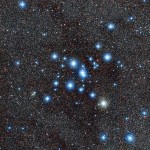 Il brillante ammasso stellare Messier 7, noto anche come NGC 6475. Facilmente visibile a occhio nudo vicino alla coda della costellazione dello Scorpione, è uno dei maggiori ammassi aperti nel cielo e un importante oggetto di ricerche astronomiche. Crediti: ESO