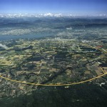 Vista aerea della zona dove sorge il CERN e i tracciati degli anelli sotterranei degli acceleratori LHC e SPS con la posizione dei prinipali esperimenti