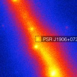 La mappa del cielo di  Fermi-LAT con l'area della recente scoperta della pulsar PSR J1906 + 0722 con diverse altre pulsar a raggi gamma. La scala di colori mostra l'intensità dei raggi gamma. Il quadrato tratteggiato al centro racchiude la posizione della pulsar