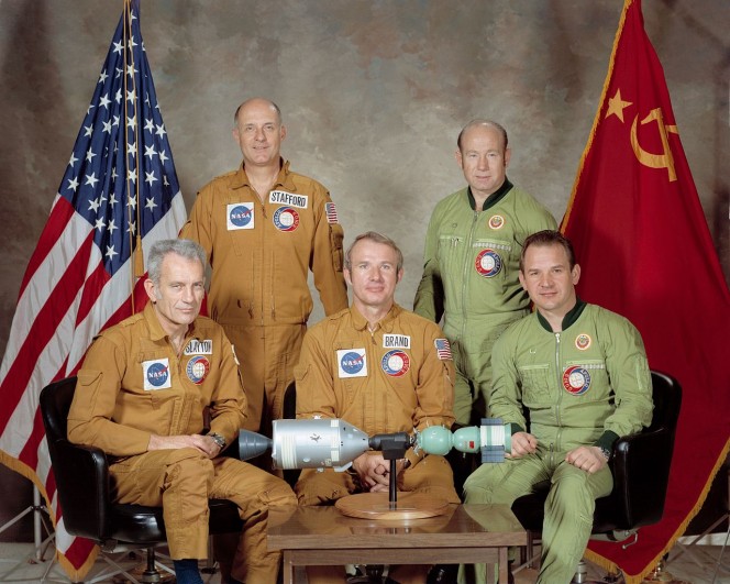 Gli equipaggi dell'ASTP. Valerij Kubasov è il primo da destra. Crediti: NASA