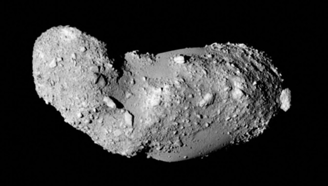 L'asteroide (25143) Itokawa visto da vicino. L'immagine è stata ottenuta dal satellite giapponese Hayabusa durante il suo incontro ravvicinato nel 2005. Crediti: JAXA