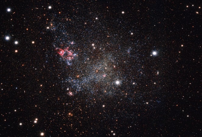 Questa immagine, ottenuta con la camera OmegaCAM montata sul telescopio dell'ESO VST (VLT Survey Telescope) in Cile, mostra una galassia piccola ma incredibilemente pulita. IC 1613 contiene pochissima polvere cosmica e permette così agli astronomi di esplorarne il contenuto con gran chiarezza. Crediti: ESO