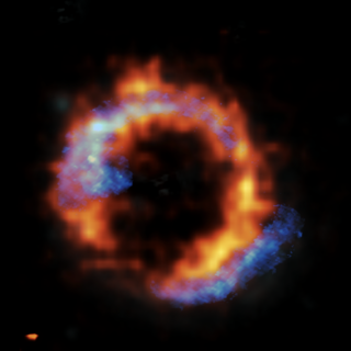 Zoom sul cosmo infrarosso con un anello di Einstein
